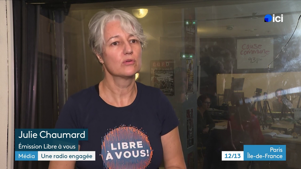 Photo de Julie Chaumard qui porte un t-shirt Libre à vous !